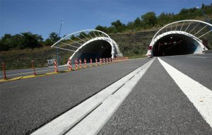 rigole din beton tip nisa aplicate pe autostrada si tuneluri